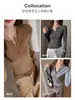 Camiseta listrada simples de caimento justo para outono e inverno, ombros retos, estilo coreano para mulheres, com toque de alta qualidade, adequada para usar em camadas ou como peça principal.