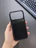 El material es adecuado para iPhone 18/17, Apple 16/15, con protección metálica para la cámara y ranuras para los botones