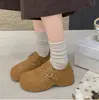 Fivela outono corte profundo nova moda versátil aumento de altura interna sapatos baixos de camurça com salto plataforma 2026 retro Birkenstock sapatos femininos