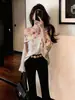 Blusa Feminina Nova Estilo Chinês Cetim Estampado Ombro a Ombro Assimetria Gola Versátil para o Trabalho Chique Manga Sino Primavera/Verão 2026