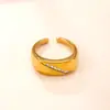 Anel de Aço Inoxidável Popular de Venda Cruzada para Mulheres, Anel Empilhável Borda Chanfrada Fundida Cravejado com Diamantes, Design Moderno Fábrica de Joias de Aço Titânio