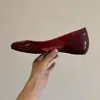 Mules Femininas Vintage de Couro Patente Vinho sem Costas, Novo Estilo Verão 2026, Sandálias Abertas nas Laterais, Sapatos de Calçar para Uso Externo Estilo Francês