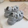 Nuevo modelo de zapatillas deportivas de playa suaves para niños, zapatos de bebé, sandalias cerradas antideslizantes de verano para niños y niñas 2026