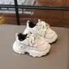Zapatos de papá de moda para niños, nuevo estilo primavera y otoño 2026, zapatillas versátiles y elegantes para niños y niñas, y zapatillas deportivas para bebés y niños pequeños.