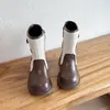 Botas Femininas Estilosas Retrô de Cano Médio Novidades Outono/Inverno 2026 Botas de Moda Confortáveis com Solado Macio para Crianças Médias e Mais Velhas Botas de Couro
