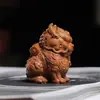 Sândalo Laoshan com Suporte Kirin Esculpido em Madeira Maciça Peça de Mão Ornamento Decorativo Besta Auspiciosa Pet de Chá Artesanato para Casa Brinquedo