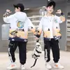 Conjunto de Roupa de Primavera para Meninos, Novo Estilo Primavera e Outono 2026, Roupas Frescas e Estilosas para Crianças Maiores, Roupa Esportiva da Moda para Meninos na Primavera