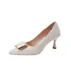 Zapatos de tacón fino de punta fina para mujer, estilo temperamento, boca poco profunda, color albaricoque, cuero suave, se pueden pisar los talones, zapatos de moda, novedad de otoño 2026, nicho