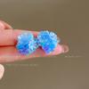 Yu Shuxin con aretes de flores color dopamina atmósfera de verano para mujer dulces hermosos aretes blancos aretes de vacaciones