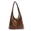 Bolso de Hombro para Mujer con Tachuelas Estilo Retro Europeo y Americano Verano 2026 Nicho de Alto Valor Bolso Tote de Hombro para Motocicleta de Moda