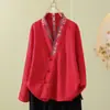 Foto real de un cárdigan de manga larga de algodón y lino con botones bordados estilo retro chino, un top Hanfu casual y holgado para mujer