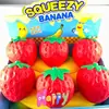 Adorno de modelo de fruta de fresa de simulación de rebote lento de TPR de tamaño grande más vendido de Amazon para alivio del estrés y juego