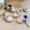 Zapatos deportivos para niñas, zapatos blancos transpirables de malla ligera para niños, nuevos zapatos antideslizantes para exteriores de otoño 2026 para niños