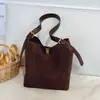 Moderna y de alta gama 2026 otoño/invierno gran capacidad moderna comercio electrónico transfronterizo transmisión en vivo bolsa Viento del Sur, bolso de hombro y bolso cruzado hechos de gamuza