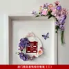 Se Usan Flores Artificiales para Decorar la Esquina de la Puerta de la Habitación de la Novia para Decoración de Boda. Se Usan Flores Artificiales Para Decorar la Puerta del Dormitorio del Novio