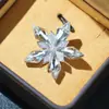 Pin Elegante de Luxo Leve com Floco de Neve de Cristal Artificial Tricolor e Zircônia Microincrustada, Versátil, Flor Dourada, Acessórios Anti-luz para Mulheres