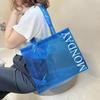 Sacos transparentes no atacado, de mão, populares online, à prova d'água, bolsa de mão, saco plástico de PVC, saco para embalagem de roupas, sacola de presente, bolsa para carregar na mão