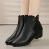 Botas curtas da moda para mulheres, novo estilo de inverno 2026, estilosas, antiderrapantes, com sola macia, forradas com fleece, quentes e adequadas para mulheres de meia-idade e idosas.