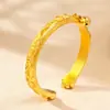 Tienda de Oro Mismo Estilo Oro Imitación Tres Dimensional Gatito Cascabel Pulsera para Mujeres, Brazalete Abierto Versátil de Gama Alta, Fuente para Transmisión en Vivo