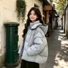 2026 Inverno Nova Jaqueta Puffer Color Block Capuzada Acolchoada de Algodão Feminina Curta Solta Petite Jaqueta Pão Outerwear
