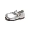 Sapatos de couro para meninas 2026 novo estilo outono, sapatos princesa de sola macia e baixos para bebês meninas, mocassins modernos e da moda