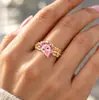 Anillo de Luz con Forma de Pera Rosa de Circonita Cúbica de Venta Caliente Transfronteriza Anillo de Corona Hueca de Lujo con Piedra de Color