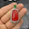 Pingente de jade acessível com incrustação de ágata vermelha, apresentando um pingente de "sem preocupações", um pingente de calcedônia verde e um pequeno pingente quadrado de ágata rosa - um presente perfeito