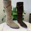 Botas largas retro estilo páramo para mujer, nueva colección otoño 2026, con punta fina, tacón grueso, remaches, pliegues y adornos brillantes