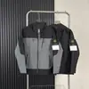 Chaqueta con capucha funcional de insignia de piedra de alta gama transfronteriza, abrigo softshell resistente a tres elementos para exteriores, Isla