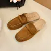 Novas pantufas estilo slip-on para mulheres, quentes e confortáveis para o uso diário no outono e inverno de 2026, com forro de pelúcia e um design moderno