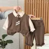 Roupas para Meninos Roupa de Primavera para Bebê 2025 Nova Roupa para Bebês e Crianças Estilo Primavera e Outono Conjunto Tendência de Três Peças com Colete