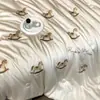 Un Nuevo Estilo de Juego de Colcha de Seda Helada de Verano de Cuatro Piezas con Bordado de Dibujos Animados, Colcha Fresca para Aire Acondicionado, Colcha Lavable a Máquina, Colcha de Verano de Regalo