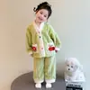 Conjunto de pijama de franela con cerezas estilo coreano para niñas, nueva colección 2026, atuendo de dos piezas moderno y elegante para niñas pequeñas