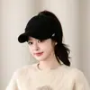Gorra tejida de pico de pato de moda estilo coreano para mujer, adecuada para otoño e invierno, con protección para las orejas, cálida, hace que la cara se vea más pequeña, se puede usar con cola de caballo, gorro tejido de punta abierta