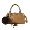 Nuevo bolso retro Boston 2026, un bolso cruzado y de mano elegante para mujer, con un charm de bola de felpa y un diseño único y de nicho