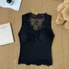 Camisola de encaje transparente con escote en V, prenda interior con copas, base para un look puro y espalda hermosa