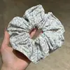 Goma para el pelo scrunchie de tela floral azul retro Ambiente suave Lazo para el pelo Temperamento artístico Accesorio para el pelo de tela para mujer