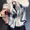 Estilo K de Bufanda Versátil con Letras Oversize de Algodón y Lino para Primavera y Otoño Chal de Invierno para Mujeres de Estilo Literario Bufanda de Seda Coreana para Mujer