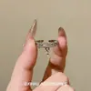 Anillo de diamante con diseño único en forma de corazón de trébol de cuatro hojas, simple y elegante, versátil, elegante, de lujo ligero y con personalidad única, adecuado para el uso diario