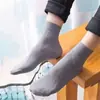 Medias de seda premium para hombre para primavera y verano, medias de acero ultradelgadas, formales, hasta la pantorrilla, antiolor, calcetines transpirables de seda helada para negocios casual