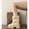 Botas plataforma brancas de salto grosso para mulheres, novo estilo outono 2026, que aumentam a altura e afinam, adequadas para figuras baixinhas, combinadas com saias e calças, botas de cano curto