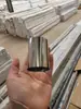 Pasamanos de madera con veta de polímero de alta calidad, barandillas para centros comerciales y parques de PVC termoformado, accesorios y conectores simples de acero inoxidable montados en la pared, tapas de extremo