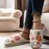 Pantuflas de Algodón Directamente de la Fábrica Fuente, Suministro en Stock, Diseños Florales Bordados para Hombres y Mujeres, Pantuflas Peludas de Otoño e Invierno, Envío Directo de Una Pieza