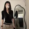 Camiseta Versátil Estilo Hot Girl de Manga Curta com Decote V para Mulheres, Primavera/Verão 2026, Top Camada Interna Curto e Deslumbrante Estilo Puro Desejo com Mangas Curtas/Médias