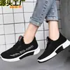 Zapatos de mujer Otoño 2022 Nuevos zapatos deportivos casuales transpirables Joker para mujer, zapatos de mujer de tendencia tejida con mosca, zapatos de mujer al por mayor
