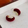Pendientes de Terciopelo Rojo en Forma de C para Año Nuevo 2026 Nuevos Pendientes Elegantes de Lujo Ligero Otoño e Invierno Accesorios de Oreja de Moda para Mujer