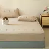 2026 Nuevo Lindo Clase A Leche Polar Bordado Burnout Faldón de Cama Juego de Tres Piezas Engrosado Cálido Cubierta Protectora Individual/Doble