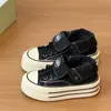 Zapatos de lona de caña alta con suela gruesa de dos vías para mujer 2026 nuevos zapatos blancos pequeños versátiles para mujer zapatos de skate de nicho zapatos casuales