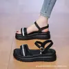 Sandálias Rasteirinhas para Mulheres 2026 Novo Estilo Fada Sola Grossa Aumenta Altura Strass Exterior Praia Sapatos Romanos Modernos e Versáteis