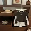 Conjunto Infantil Feminino Verão 2026 Novo Doce Bolinhas Manga Curta Shorts Estiloso Versátil Duas Peças Tendência